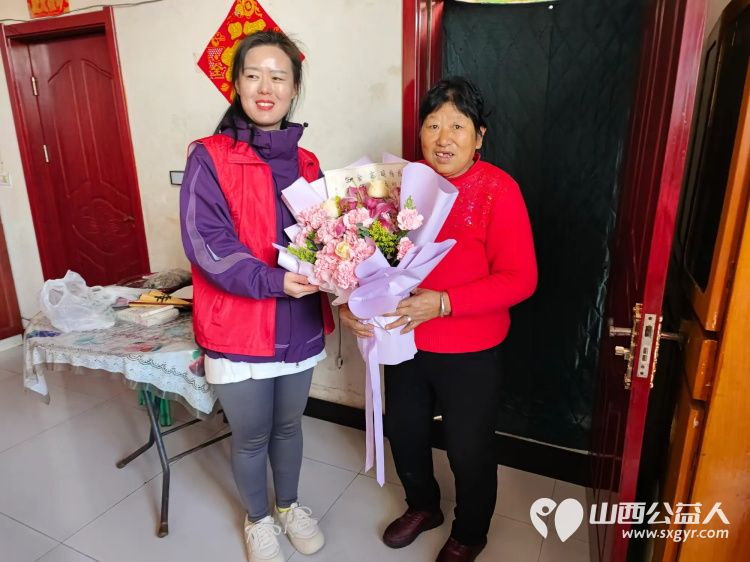 介休市敬老协会志愿者在义安镇中堡村入户低保老人67岁的冯月香家中志愿者双手捧着一束鲜花递到冯奶奶手中随后为老人爱心理发打扫卫生包饺子 - 第3张 - 山西公益人 介休市敬老协会志愿者在义安镇中堡村入户低保老人67岁的冯月香家中志愿者双手捧着一束鲜花递到冯奶奶手中随后为老人爱心理发打扫卫生包饺子 - 第3张