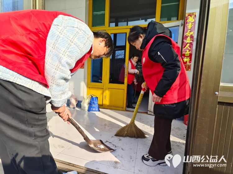 介休市敬老协会志愿者在义安镇中堡村入户低保老人67岁的冯月香家中志愿者双手捧着一束鲜花递到冯奶奶手中随后为老人爱心理发打扫卫生包饺子 - 第5张 - 山西公益人 介休市敬老协会志愿者在义安镇中堡村入户低保老人67岁的冯月香家中志愿者双手捧着一束鲜花递到冯奶奶手中随后为老人爱心理发打扫卫生包饺子 - 第5张