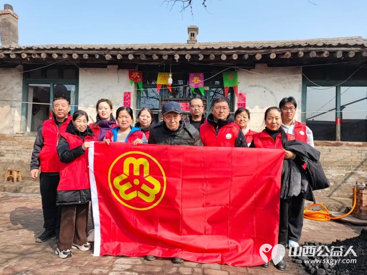 介休市敬老协会志愿者在义安镇中堡村入户特困老人82岁田英家中志愿者为老人理发洗脚、擦玻璃、打扫室内卫生、包饺子 - 第1张 - 山西公益人 介休市敬老协会志愿者在义安镇中堡村入户特困老人82岁田英家中志愿者为老人理发洗脚、擦玻璃、打扫室内卫生、包饺子 - 第1张