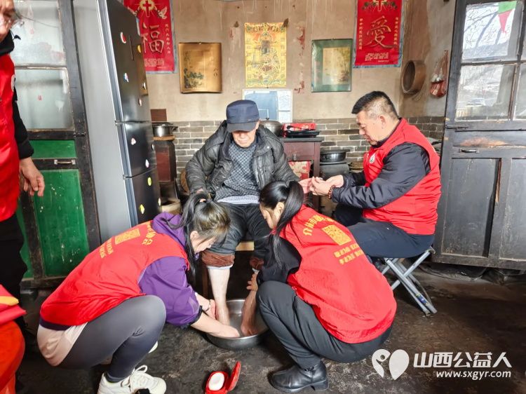 介休市敬老协会志愿者在义安镇中堡村入户特困老人82岁田英家中志愿者为老人理发洗脚、擦玻璃、打扫室内卫生、包饺子 - 第5张 - 山西公益人 介休市敬老协会志愿者在义安镇中堡村入户特困老人82岁田英家中志愿者为老人理发洗脚、擦玻璃、打扫室内卫生、包饺子 - 第5张