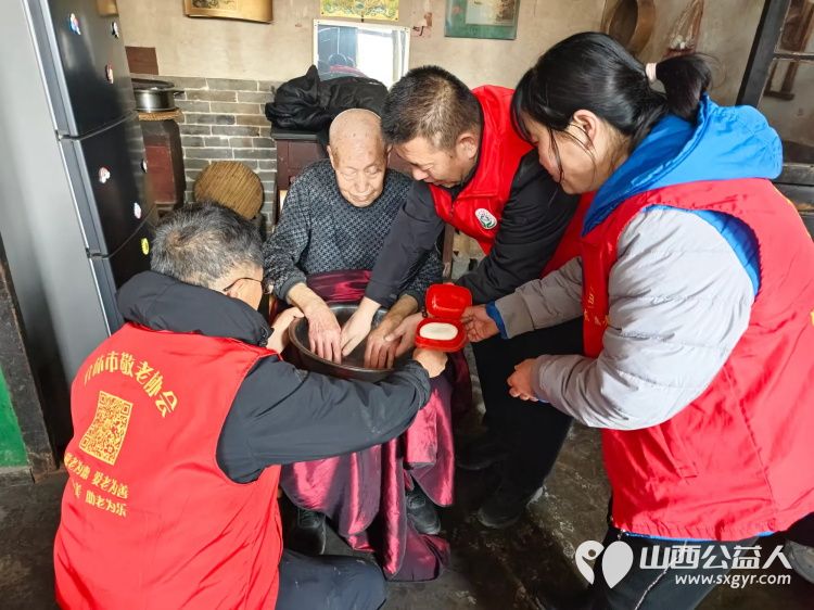 介休市敬老协会志愿者在义安镇中堡村入户特困老人82岁田英家中志愿者为老人理发洗脚、擦玻璃、打扫室内卫生、包饺子 - 第3张 - 山西公益人 介休市敬老协会志愿者在义安镇中堡村入户特困老人82岁田英家中志愿者为老人理发洗脚、擦玻璃、打扫室内卫生、包饺子 - 第3张