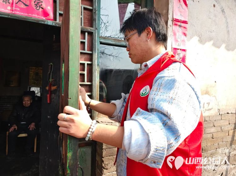 介休市敬老协会志愿者在义安镇中堡村入户特困老人82岁田英家中志愿者为老人理发洗脚、擦玻璃、打扫室内卫生、包饺子 - 第9张 - 山西公益人 介休市敬老协会志愿者在义安镇中堡村入户特困老人82岁田英家中志愿者为老人理发洗脚、擦玻璃、打扫室内卫生、包饺子 - 第9张