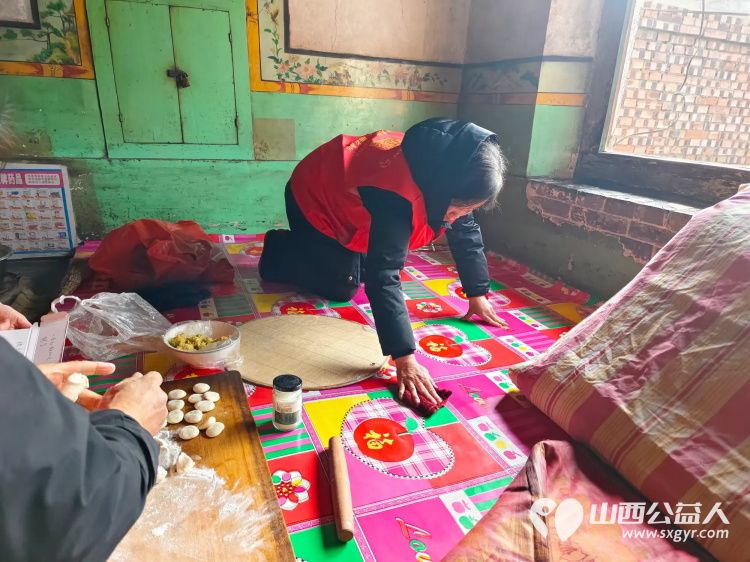 介休市敬老协会志愿者在义安镇中堡村入户特困老人82岁田英家中志愿者为老人理发洗脚、擦玻璃、打扫室内卫生、包饺子 - 第16张 - 山西公益人 介休市敬老协会志愿者在义安镇中堡村入户特困老人82岁田英家中志愿者为老人理发洗脚、擦玻璃、打扫室内卫生、包饺子 - 第16张