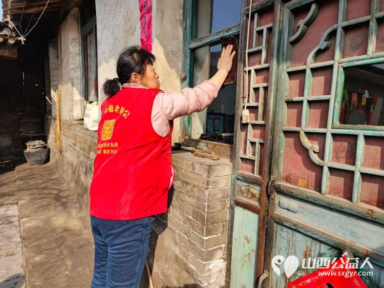介休市敬老协会志愿者在义安镇中堡村入户特困老人82岁田英家中志愿者为老人理发洗脚、擦玻璃、打扫室内卫生、包饺子 - 第8张 - 山西公益人 介休市敬老协会志愿者在义安镇中堡村入户特困老人82岁田英家中志愿者为老人理发洗脚、擦玻璃、打扫室内卫生、包饺子 - 第8张