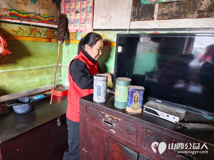 介休市敬老协会志愿者在义安镇中堡村入户特困老人82岁田英家中志愿者为老人理发洗脚、擦玻璃、打扫室内卫生、包饺子 - 第14张 - 山西公益人 介休市敬老协会志愿者在义安镇中堡村入户特困老人82岁田英家中志愿者为老人理发洗脚、擦玻璃、打扫室内卫生、包饺子 - 第14张