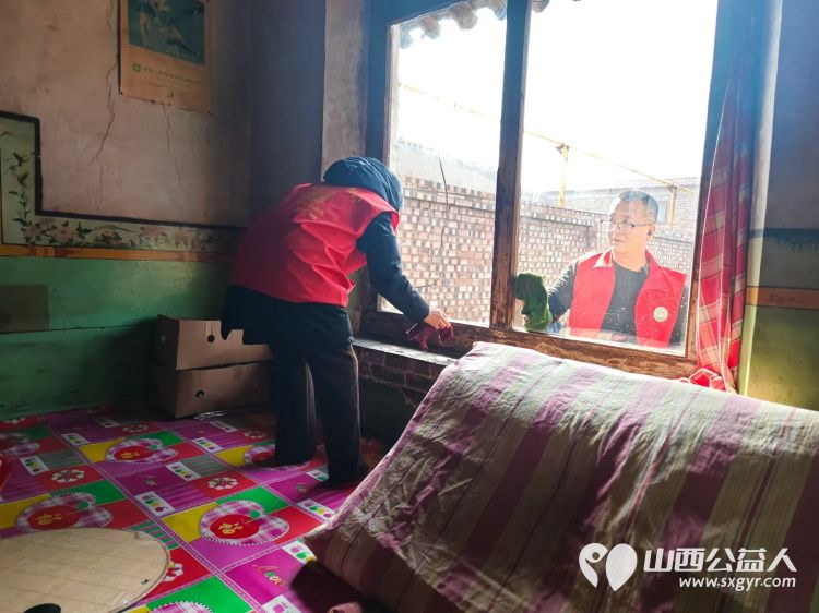 介休市敬老协会志愿者在义安镇中堡村入户特困老人82岁田英家中志愿者为老人理发洗脚、擦玻璃、打扫室内卫生、包饺子 - 第6张 - 山西公益人 介休市敬老协会志愿者在义安镇中堡村入户特困老人82岁田英家中志愿者为老人理发洗脚、擦玻璃、打扫室内卫生、包饺子 - 第6张