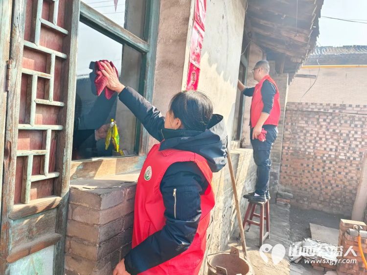 介休市敬老协会志愿者在义安镇中堡村入户特困老人82岁田英家中志愿者为老人理发洗脚、擦玻璃、打扫室内卫生、包饺子 - 第7张 - 山西公益人 介休市敬老协会志愿者在义安镇中堡村入户特困老人82岁田英家中志愿者为老人理发洗脚、擦玻璃、打扫室内卫生、包饺子 - 第7张