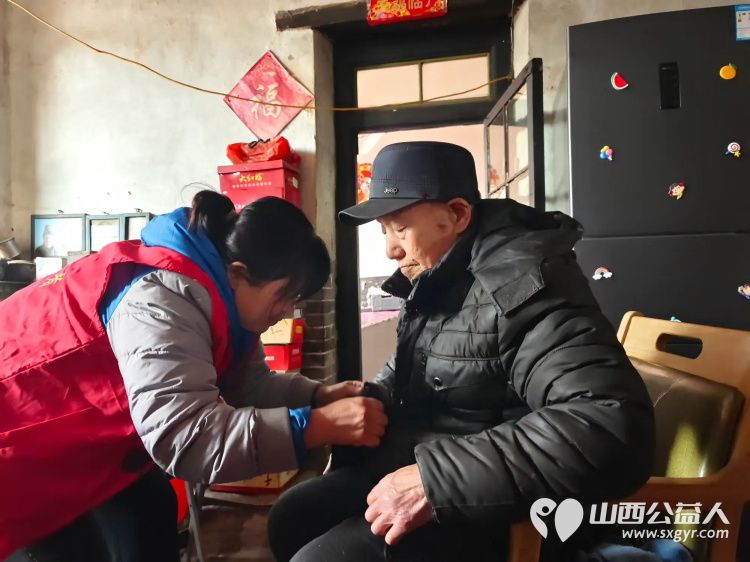 介休市敬老协会志愿者在义安镇中堡村入户特困老人82岁田英家中志愿者为老人理发洗脚、擦玻璃、打扫室内卫生、包饺子 - 第15张 - 山西公益人 介休市敬老协会志愿者在义安镇中堡村入户特困老人82岁田英家中志愿者为老人理发洗脚、擦玻璃、打扫室内卫生、包饺子 - 第15张