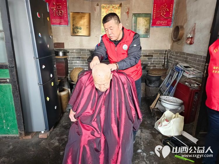 介休市敬老协会志愿者在义安镇中堡村入户特困老人82岁田英家中志愿者为老人理发洗脚、擦玻璃、打扫室内卫生、包饺子 - 第2张 - 山西公益人 介休市敬老协会志愿者在义安镇中堡村入户特困老人82岁田英家中志愿者为老人理发洗脚、擦玻璃、打扫室内卫生、包饺子 - 第2张