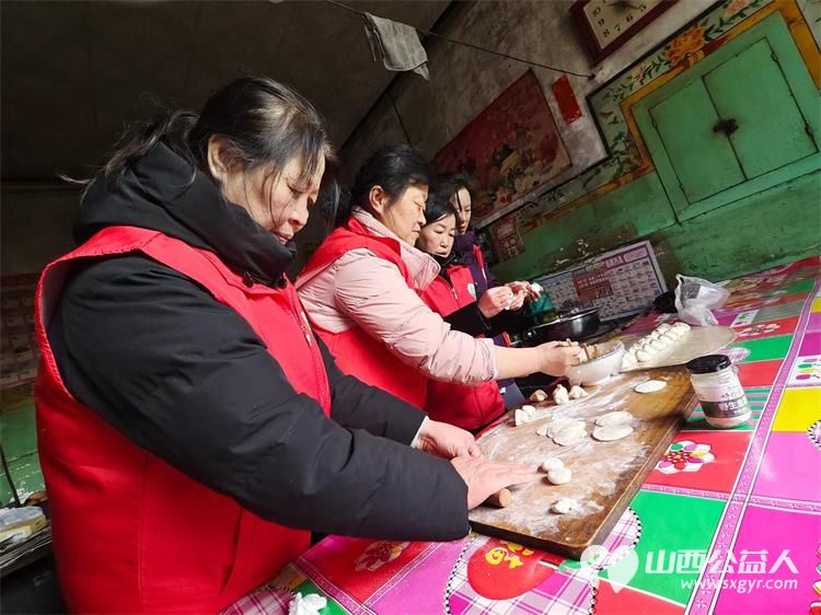 介休市敬老协会志愿者在义安镇中堡村入户特困老人82岁田英家中志愿者为老人理发洗脚、擦玻璃、打扫室内卫生、包饺子 - 第12张 - 山西公益人 介休市敬老协会志愿者在义安镇中堡村入户特困老人82岁田英家中志愿者为老人理发洗脚、擦玻璃、打扫室内卫生、包饺子 - 第12张