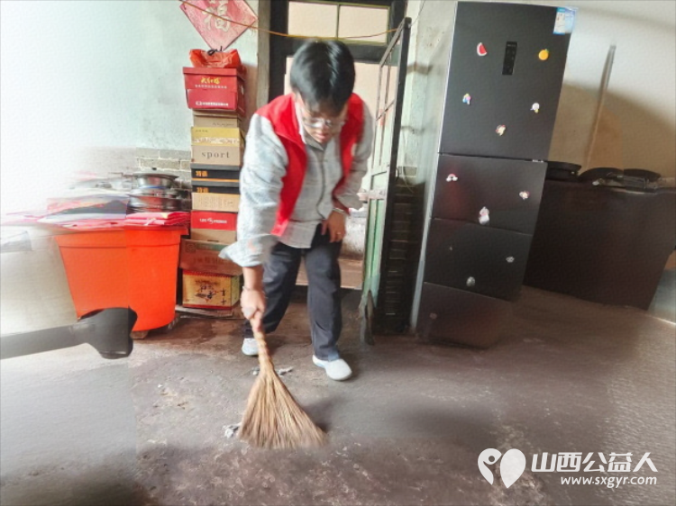 介休市敬老协会志愿者在义安镇中堡村入户特困老人82岁田英家中志愿者为老人理发洗脚、擦玻璃、打扫室内卫生、包饺子 - 第17张 - 山西公益人 介休市敬老协会志愿者在义安镇中堡村入户特困老人82岁田英家中志愿者为老人理发洗脚、擦玻璃、打扫室内卫生、包饺子 - 第17张