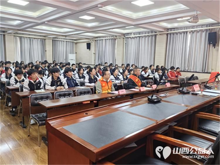 太原市第十三中学校携手太原市烛光志愿服务中心共筑雷锋精神传承新平台，双方共同为志愿服务基地揭牌 - 第6张