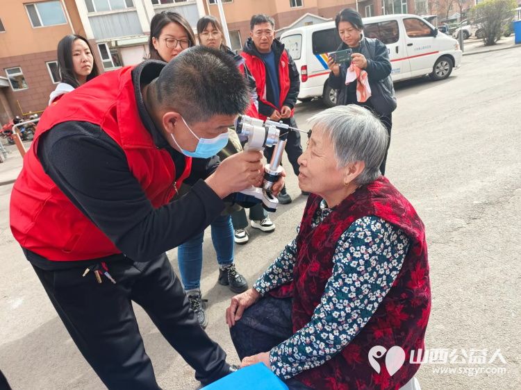 健康活动暖人心 3月12日介休市敬老协会志愿者走进北坛街道介公东路安康嘉苑幸福养老社区为老人们爱心理发、义诊 - 第15张 - 山西公益人 健康活动暖人心 3月12日介休市敬老协会志愿者走进北坛街道介公东路安康嘉苑幸福养老社区为老人们爱心理发、义诊 - 第15张