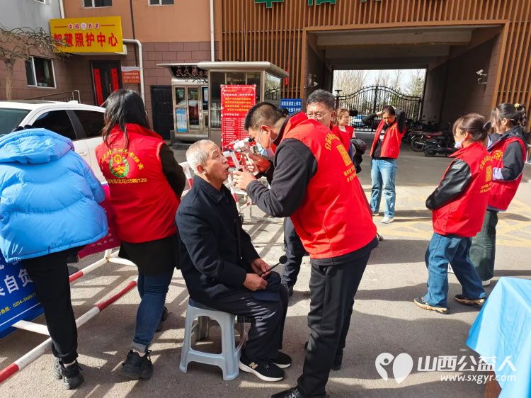 健康活动暖人心 3月12日介休市敬老协会志愿者走进北坛街道介公东路安康嘉苑幸福养老社区为老人们爱心理发、义诊 - 第20张 - 山西公益人 健康活动暖人心 3月12日介休市敬老协会志愿者走进北坛街道介公东路安康嘉苑幸福养老社区为老人们爱心理发、义诊 - 第20张