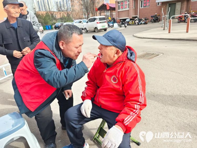 健康活动暖人心 3月12日介休市敬老协会志愿者走进北坛街道介公东路安康嘉苑幸福养老社区为老人们爱心理发、义诊 - 第17张 - 山西公益人 健康活动暖人心 3月12日介休市敬老协会志愿者走进北坛街道介公东路安康嘉苑幸福养老社区为老人们爱心理发、义诊 - 第17张