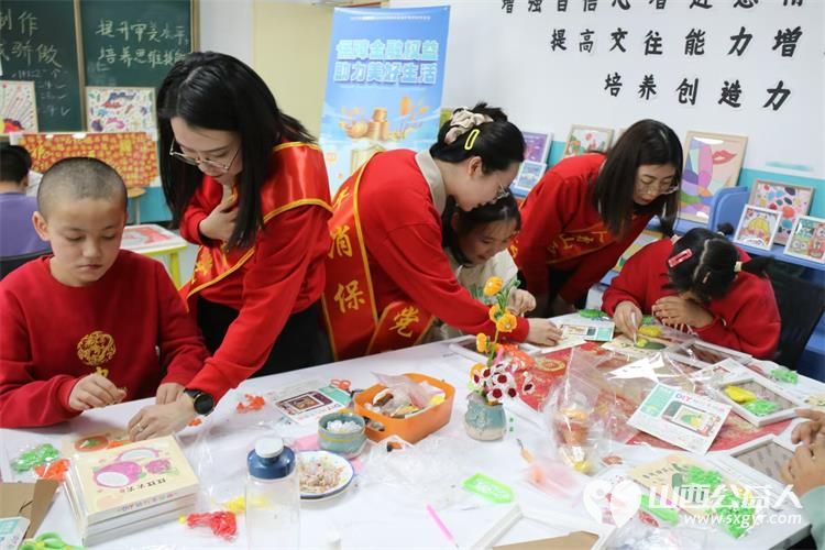百年人寿山西分公司学雷锋志愿者来到灵星社区康复中心为心青年科普金融知识并陪着心青年一起做手工 - 第2张 - 山西公益人 百年人寿山西分公司学雷锋志愿者来到灵星社区康复中心为心青年科普金融知识并陪着心青年一起做手工 - 第2张