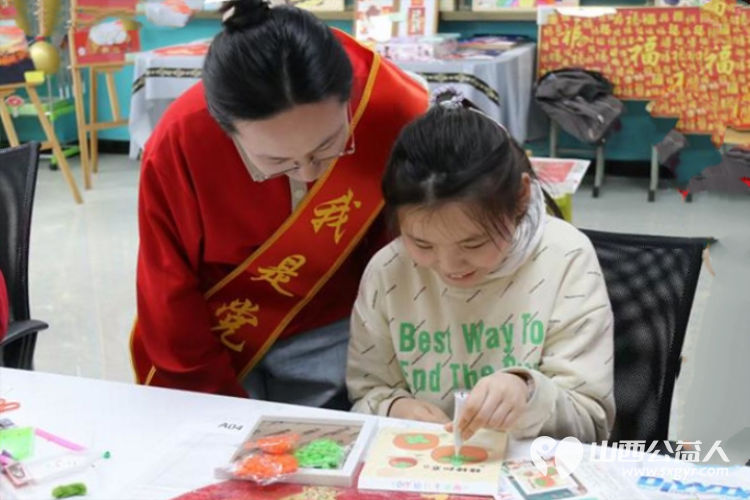 百年人寿山西分公司学雷锋志愿者来到灵星社区康复中心为心青年科普金融知识并陪着心青年一起做手工 - 第5张 - 山西公益人 百年人寿山西分公司学雷锋志愿者来到灵星社区康复中心为心青年科普金融知识并陪着心青年一起做手工 - 第5张
