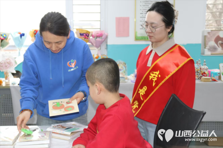 百年人寿山西分公司学雷锋志愿者来到灵星社区康复中心为心青年科普金融知识并陪着心青年一起做手工 - 第4张 - 山西公益人 百年人寿山西分公司学雷锋志愿者来到灵星社区康复中心为心青年科普金融知识并陪着心青年一起做手工 - 第4张