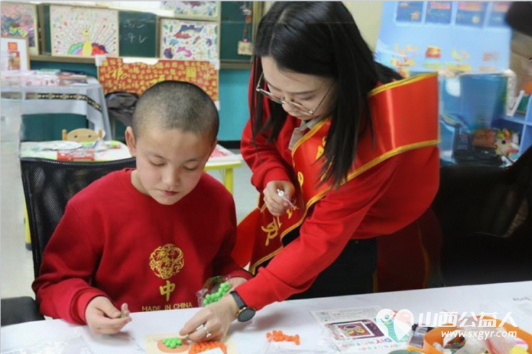 百年人寿山西分公司学雷锋志愿者来到灵星社区康复中心为心青年科普金融知识并陪着心青年一起做手工 - 第6张 - 山西公益人 百年人寿山西分公司学雷锋志愿者来到灵星社区康复中心为心青年科普金融知识并陪着心青年一起做手工 - 第6张