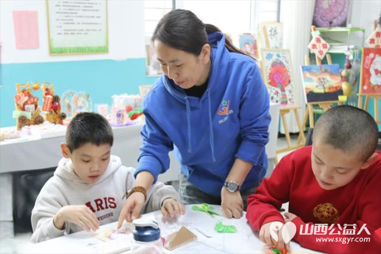 百年人寿山西分公司学雷锋志愿者来到灵星社区康复中心为心青年科普金融知识并陪着心青年一起做手工 - 第3张 - 山西公益人 百年人寿山西分公司学雷锋志愿者来到灵星社区康复中心为心青年科普金融知识并陪着心青年一起做手工 - 第3张