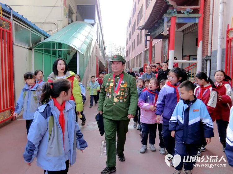 小店区摄影工作者协会组织摄影师跟随赵海生学雷锋志愿者团队走进小店区育杰小学用镜头书写新时代的雷锋故事 - 第2张 - 山西公益人 小店区摄影工作者协会组织摄影师跟随赵海生学雷锋志愿者团队走进小店区育杰小学用镜头书写新时代的雷锋故事 - 第2张