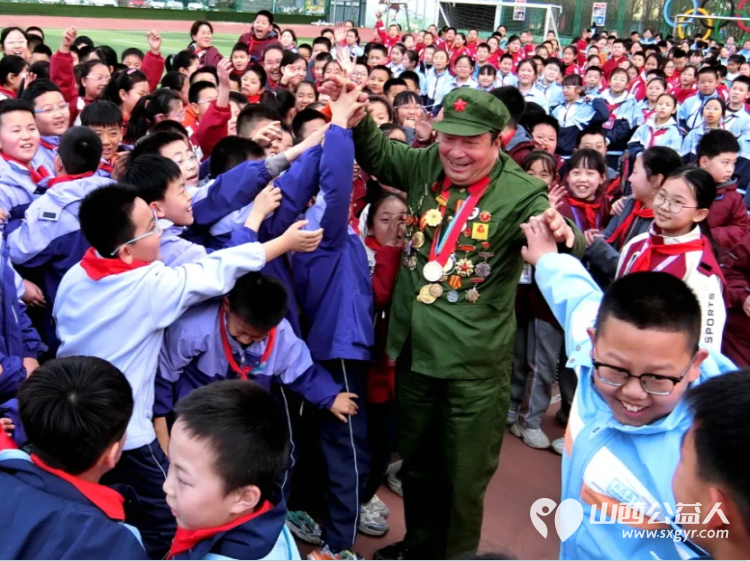 小店区摄影工作者协会组织摄影师跟随赵海生学雷锋志愿者团队走进小店区育杰小学用镜头书写新时代的雷锋故事 - 第3张 - 山西公益人 小店区摄影工作者协会组织摄影师跟随赵海生学雷锋志愿者团队走进小店区育杰小学用镜头书写新时代的雷锋故事 - 第3张