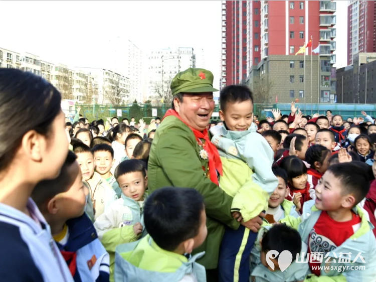 小店区摄影工作者协会组织摄影师跟随赵海生学雷锋志愿者团队走进小店区育杰小学用镜头书写新时代的雷锋故事 - 第5张 - 山西公益人 小店区摄影工作者协会组织摄影师跟随赵海生学雷锋志愿者团队走进小店区育杰小学用镜头书写新时代的雷锋故事 - 第5张