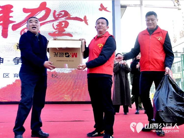 小店区摄影工作者协会组织摄影师跟随赵海生学雷锋志愿者团队走进小店区育杰小学用镜头书写新时代的雷锋故事 - 第6张 - 山西公益人 小店区摄影工作者协会组织摄影师跟随赵海生学雷锋志愿者团队走进小店区育杰小学用镜头书写新时代的雷锋故事 - 第6张