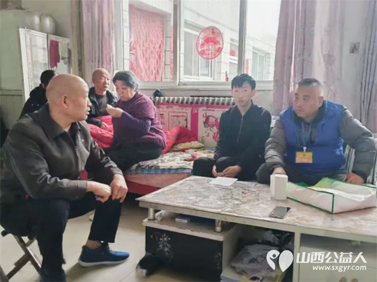 长治市小雨点公益志愿者协会志愿者到大辛庄镇小辛庄村看望白血病患者李雨晨赠送捐款1700元同时也送去了米面油蛋糕表示慰问 - 第2张 - 山西公益人 长治市小雨点公益志愿者协会志愿者到大辛庄镇小辛庄村看望白血病患者李雨晨赠送捐款1700元同时也送去了米面油蛋糕表示慰问 - 第2张