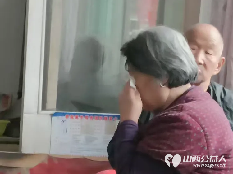 长治市小雨点公益志愿者协会志愿者到大辛庄镇小辛庄村看望白血病患者李雨晨赠送捐款1700元同时也送去了米面油蛋糕表示慰问 - 第3张 - 山西公益人 长治市小雨点公益志愿者协会志愿者到大辛庄镇小辛庄村看望白血病患者李雨晨赠送捐款1700元同时也送去了米面油蛋糕表示慰问 - 第3张