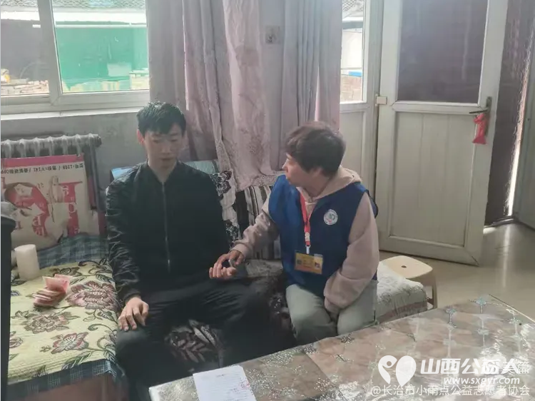 长治市小雨点公益志愿者协会志愿者到大辛庄镇小辛庄村看望白血病患者李雨晨赠送捐款1700元同时也送去了米面油蛋糕表示慰问 - 第4张 - 山西公益人 长治市小雨点公益志愿者协会志愿者到大辛庄镇小辛庄村看望白血病患者李雨晨赠送捐款1700元同时也送去了米面油蛋糕表示慰问 - 第4张