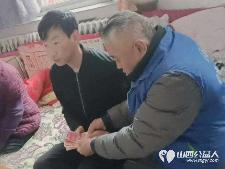 长治市小雨点公益志愿者协会志愿者到大辛庄镇小辛庄村看望白血病患者李雨晨赠送捐款1700元同时也送去了米面油蛋糕表示慰问 - 第5张 - 山西公益人 长治市小雨点公益志愿者协会志愿者到大辛庄镇小辛庄村看望白血病患者李雨晨赠送捐款1700元同时也送去了米面油蛋糕表示慰问 - 第5张