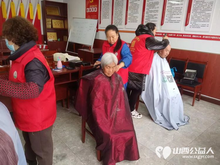 介休市敬老协会敬老助老活动3月15日走进连福镇东湖龙村给村里老人们理发义诊 - 第8张 - 山西公益人 介休市敬老协会敬老助老活动3月15日走进连福镇东湖龙村给村里老人们理发义诊 - 第8张