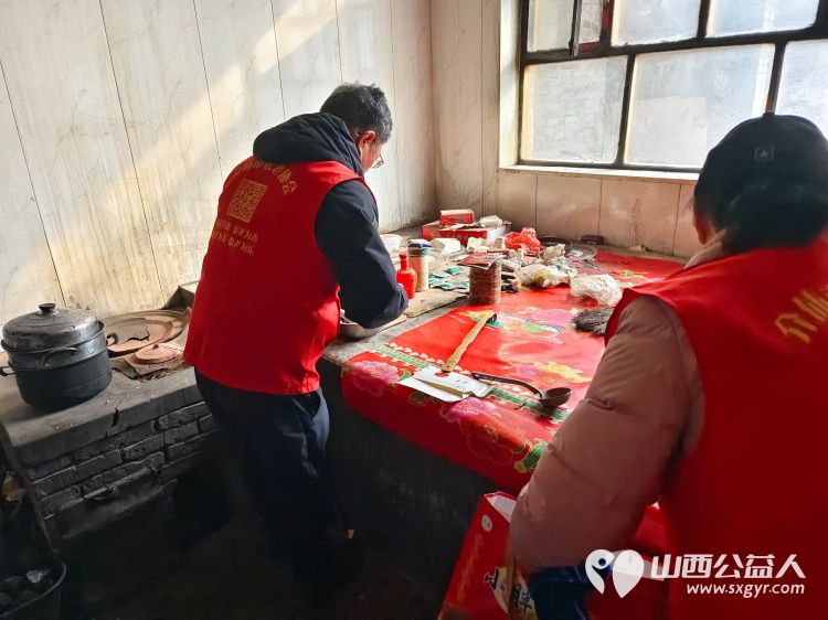 介休市敬老协会敬老助老活动走进连福镇东湖龙村入户特困老人83岁史保明家中打扫室内外卫生、包饺子 - 第25张 - 山西公益人 介休市敬老协会敬老助老活动走进连福镇东湖龙村入户特困老人83岁史保明家中打扫室内外卫生、包饺子 - 第25张