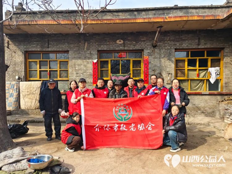 介休市敬老协会敬老助老活动走进连福镇东湖龙村入户特困老人83岁史保明家中打扫室内外卫生、包饺子 - 第1张 - 山西公益人 介休市敬老协会敬老助老活动走进连福镇东湖龙村入户特困老人83岁史保明家中打扫室内外卫生、包饺子 - 第1张