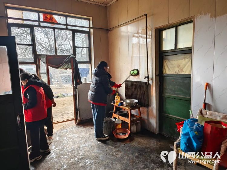 介休市敬老协会敬老助老活动走进连福镇东湖龙村入户特困老人83岁史保明家中打扫室内外卫生、包饺子 - 第6张 - 山西公益人 介休市敬老协会敬老助老活动走进连福镇东湖龙村入户特困老人83岁史保明家中打扫室内外卫生、包饺子 - 第6张