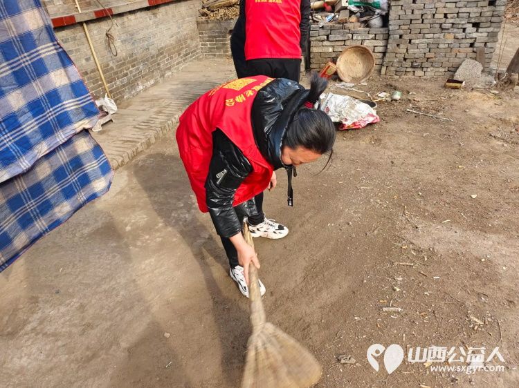 介休市敬老协会敬老助老活动走进连福镇东湖龙村入户特困老人83岁史保明家中打扫室内外卫生、包饺子 - 第14张 - 山西公益人 介休市敬老协会敬老助老活动走进连福镇东湖龙村入户特困老人83岁史保明家中打扫室内外卫生、包饺子 - 第14张