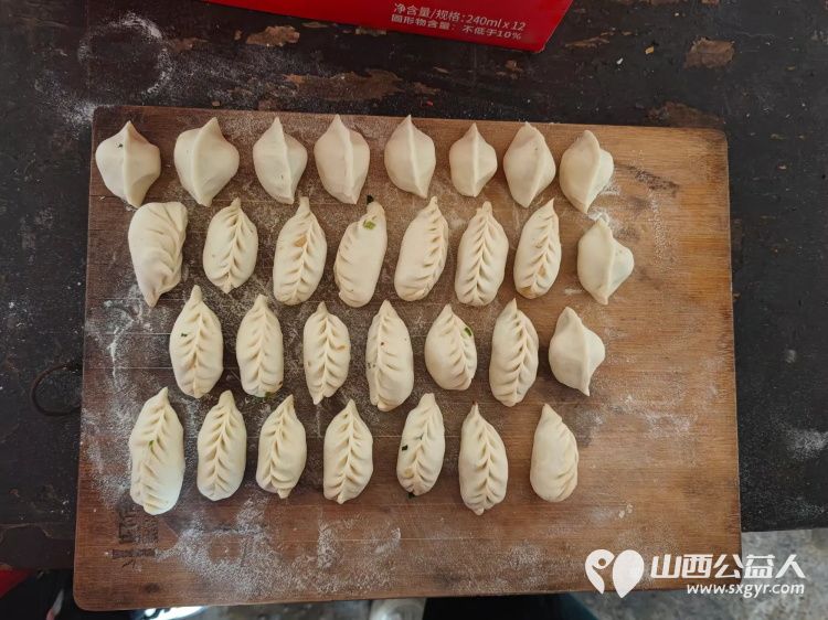 介休市敬老协会敬老助老活动走进连福镇东湖龙村入户特困老人83岁史保明家中打扫室内外卫生、包饺子 - 第11张 - 山西公益人 介休市敬老协会敬老助老活动走进连福镇东湖龙村入户特困老人83岁史保明家中打扫室内外卫生、包饺子 - 第11张