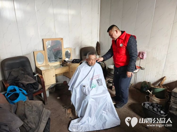 介休市敬老协会敬老助老活动走进连福镇东湖龙村入户特困老人83岁史保明家中打扫室内外卫生、包饺子 - 第3张 - 山西公益人 介休市敬老协会敬老助老活动走进连福镇东湖龙村入户特困老人83岁史保明家中打扫室内外卫生、包饺子 - 第3张
