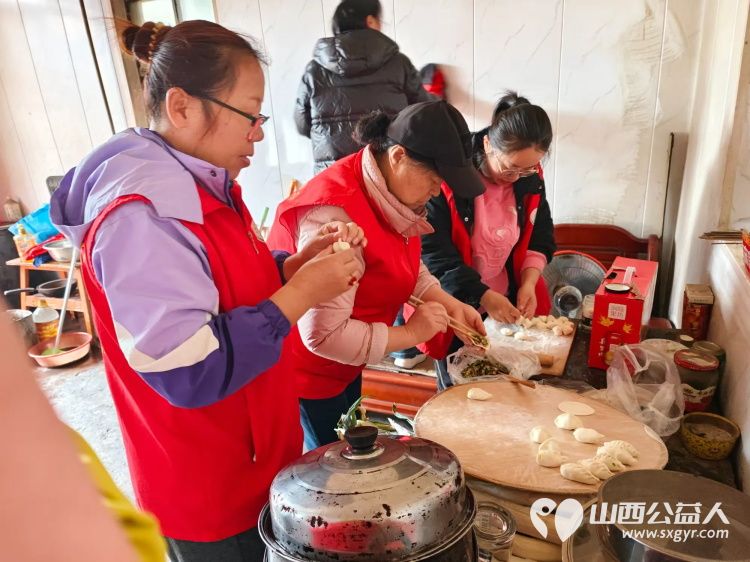 介休市敬老协会敬老助老活动走进连福镇东湖龙村入户特困老人83岁史保明家中打扫室内外卫生、包饺子 - 第8张 - 山西公益人 介休市敬老协会敬老助老活动走进连福镇东湖龙村入户特困老人83岁史保明家中打扫室内外卫生、包饺子 - 第8张