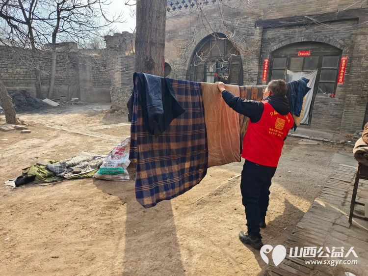 介休市敬老协会敬老助老活动走进连福镇东湖龙村入户特困老人83岁史保明家中打扫室内外卫生、包饺子 - 第17张 - 山西公益人 介休市敬老协会敬老助老活动走进连福镇东湖龙村入户特困老人83岁史保明家中打扫室内外卫生、包饺子 - 第17张