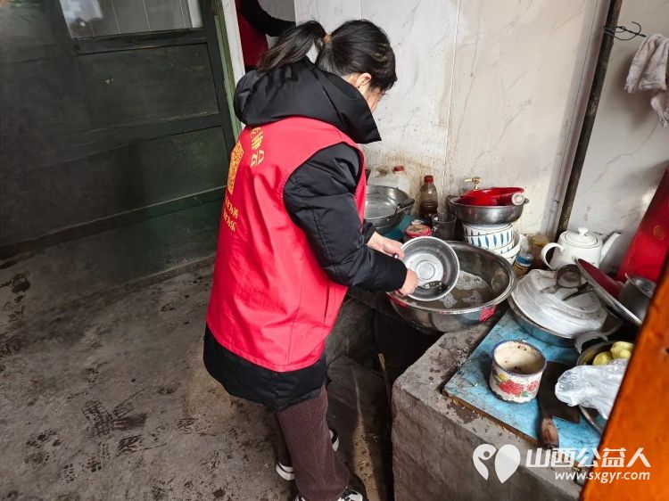 介休市敬老协会敬老助老活动走进连福镇东湖龙村入户特困老人83岁史保明家中打扫室内外卫生、包饺子 - 第24张 - 山西公益人 介休市敬老协会敬老助老活动走进连福镇东湖龙村入户特困老人83岁史保明家中打扫室内外卫生、包饺子 - 第24张