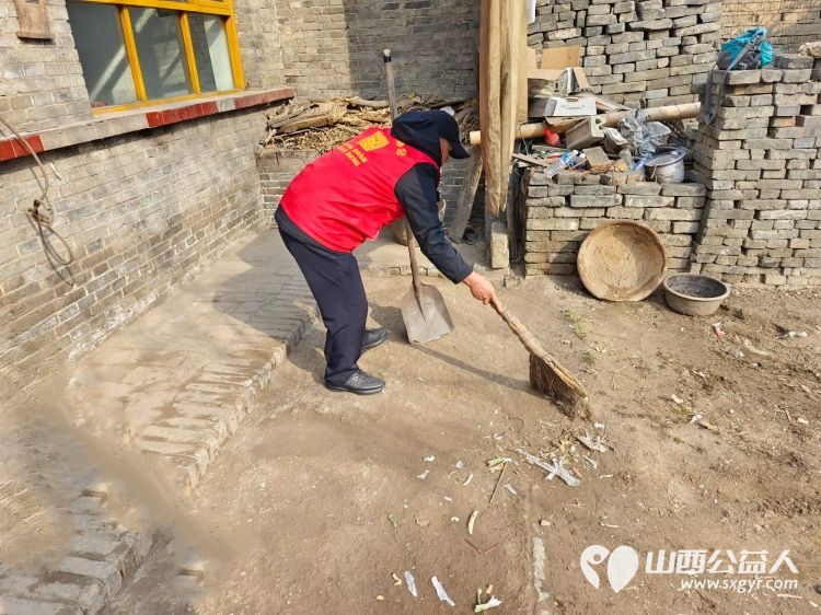 介休市敬老协会敬老助老活动走进连福镇东湖龙村入户特困老人83岁史保明家中打扫室内外卫生、包饺子 - 第12张 - 山西公益人 介休市敬老协会敬老助老活动走进连福镇东湖龙村入户特困老人83岁史保明家中打扫室内外卫生、包饺子 - 第12张