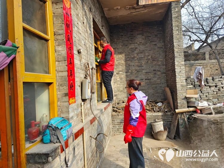 介休市敬老协会敬老助老活动走进连福镇东湖龙村入户特困老人83岁史保明家中打扫室内外卫生、包饺子 - 第5张 - 山西公益人 介休市敬老协会敬老助老活动走进连福镇东湖龙村入户特困老人83岁史保明家中打扫室内外卫生、包饺子 - 第5张