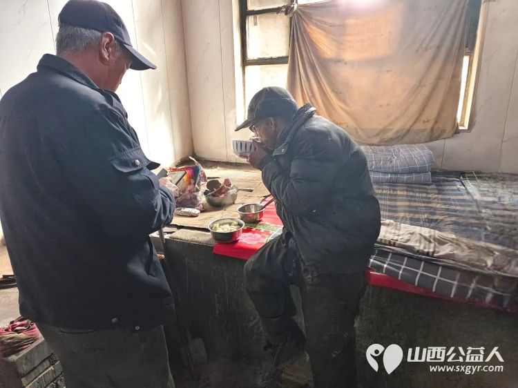 介休市敬老协会敬老助老活动走进连福镇东湖龙村入户特困老人83岁史保明家中打扫室内外卫生、包饺子 - 第10张 - 山西公益人 介休市敬老协会敬老助老活动走进连福镇东湖龙村入户特困老人83岁史保明家中打扫室内外卫生、包饺子 - 第10张