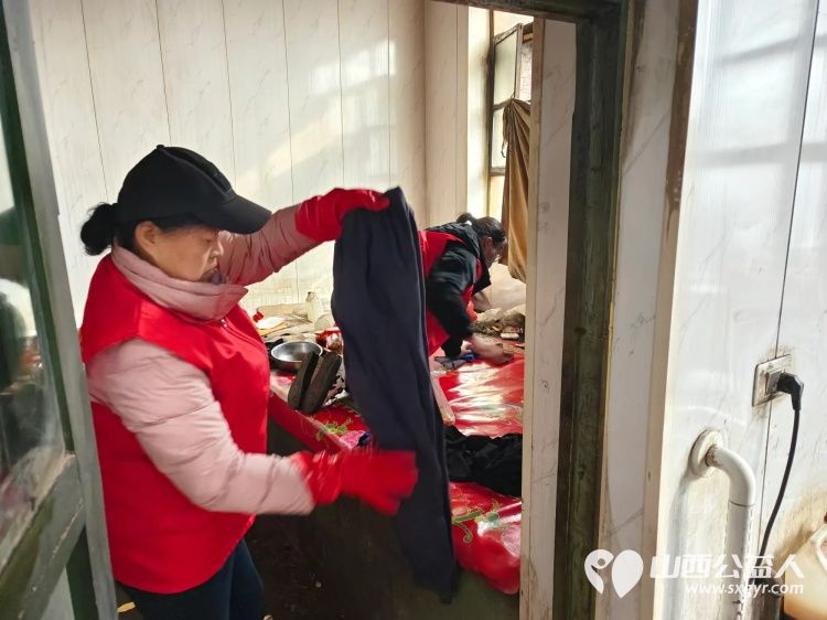 介休市敬老协会敬老助老活动走进连福镇东湖龙村入户特困老人83岁史保明家中打扫室内外卫生、包饺子 - 第18张 - 山西公益人 介休市敬老协会敬老助老活动走进连福镇东湖龙村入户特困老人83岁史保明家中打扫室内外卫生、包饺子 - 第18张