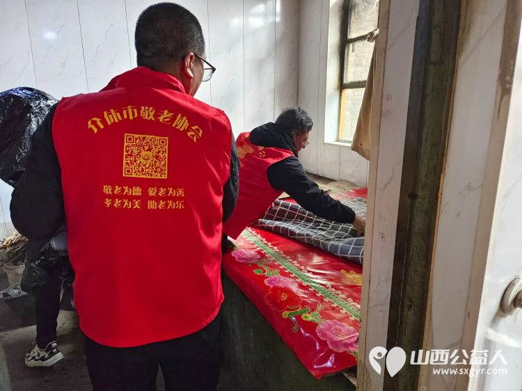 介休市敬老协会敬老助老活动走进连福镇东湖龙村入户特困老人83岁史保明家中打扫室内外卫生、包饺子 - 第19张 - 山西公益人 介休市敬老协会敬老助老活动走进连福镇东湖龙村入户特困老人83岁史保明家中打扫室内外卫生、包饺子 - 第19张