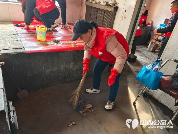介休市敬老协会敬老助老活动走进连福镇东湖龙村入户特困老人83岁史保明家中打扫室内外卫生、包饺子 - 第13张 - 山西公益人 介休市敬老协会敬老助老活动走进连福镇东湖龙村入户特困老人83岁史保明家中打扫室内外卫生、包饺子 - 第13张