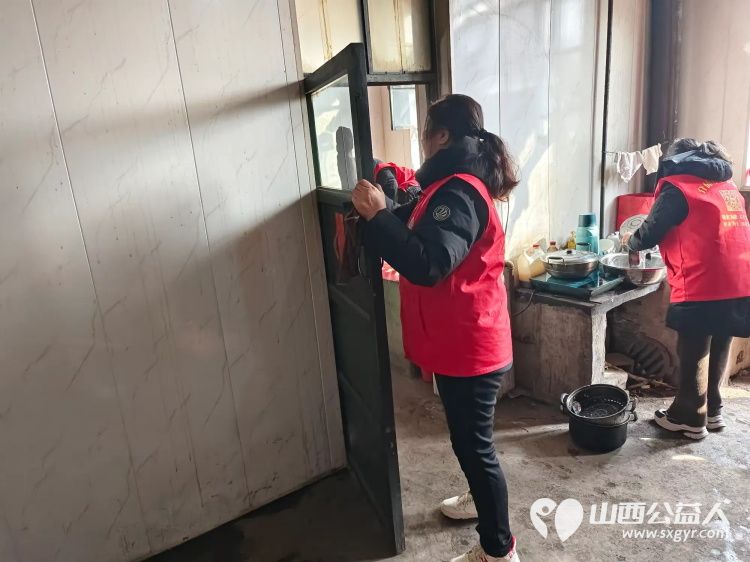 介休市敬老协会敬老助老活动走进连福镇东湖龙村入户特困老人83岁史保明家中打扫室内外卫生、包饺子 - 第7张 - 山西公益人 介休市敬老协会敬老助老活动走进连福镇东湖龙村入户特困老人83岁史保明家中打扫室内外卫生、包饺子 - 第7张