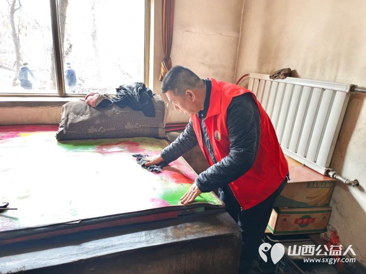 介休市敬老协会在连福镇东湖龙村入户特困老人85岁马成保家中为老人理发收拾卫生送一份儿女般的关爱 - 第17张 - 山西公益人 介休市敬老协会在连福镇东湖龙村入户特困老人85岁马成保家中为老人理发收拾卫生送一份儿女般的关爱 - 第17张